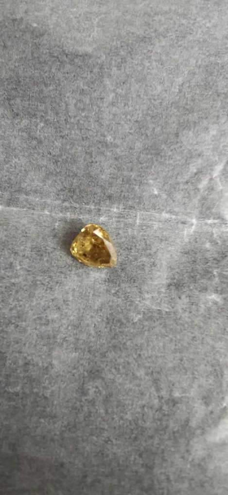 1 pcs 鑽石 (天然彩色) - 0.54 ct - 梨形 - Fancy intense 淡褐色, 淡黃色 綠色 - I1 - Gem Report Antwerp (GRA) #1.0