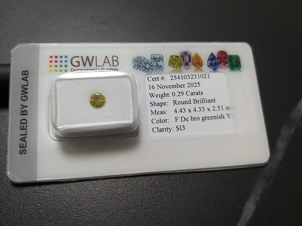 没有保留价 - 1 pcs 钻石  (经彩色处理)  - 0.29 ct - 圆形 - Fancy deep 稍帶綠色的, 稍帶黄色的, 稍帶棕色的 黄色 - SI2 微内三含级 - Gemewizard宝石实验室（GWLab） #1.0