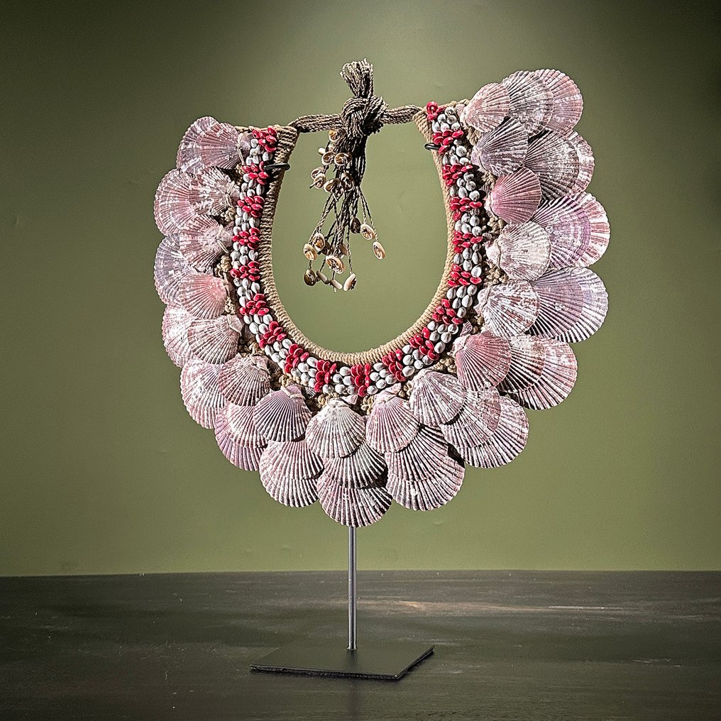 Decorative ornament - NO RESERVE PRICE - SN9 - Decorative shell necklace on a custom stand - Papua New Guinea #1.0