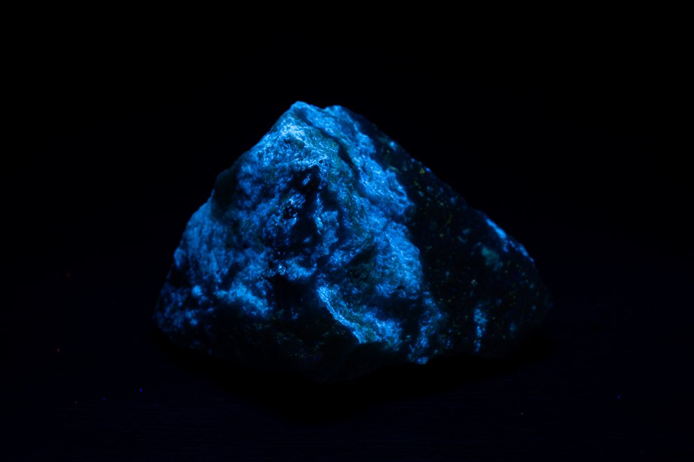 4 store fluorescerende mineraler med SW UV Diopsid, Tremolitt, Phlogopitt - Kalkspat - Scheelite -- 1873 g - (4) #4.3