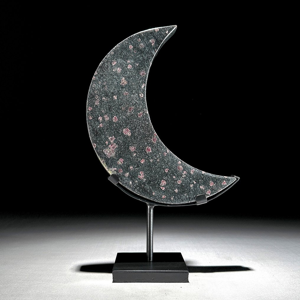 NO RESERVE PRICE - Wonderful Ruby Zoisite Crescent Moon-Shaped on a custom stand - Height: 28.5 cm - Width: 17.5 cm- 1700 g - (1) #2.1