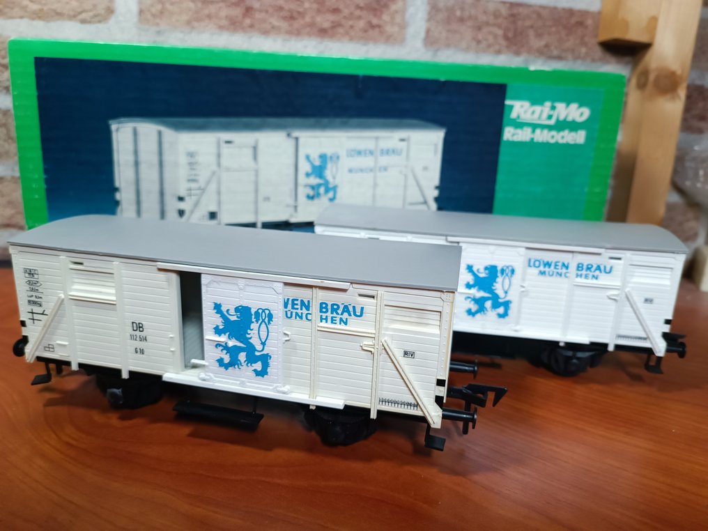 Rai-Mo 0 - 100 205 - Model train freight carriage (2) - Two beer wagons 'Löwenbrau'. - DB #1.0
