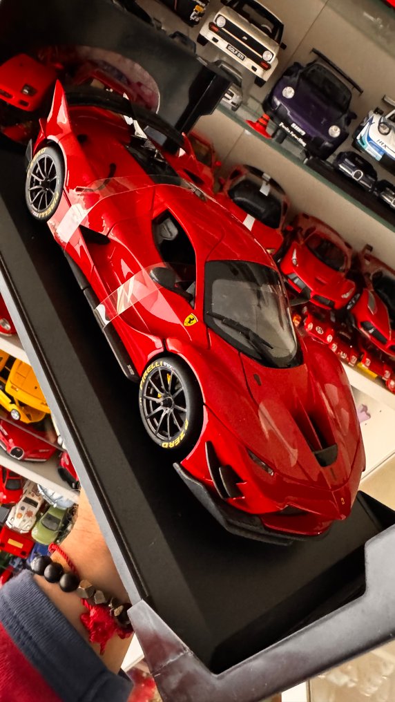 Bburago 1:18 - Modellauto - Ferrari FXX-K Evo Hybrid 6.3 V12 - Jahr 2018 - Raro #2.1