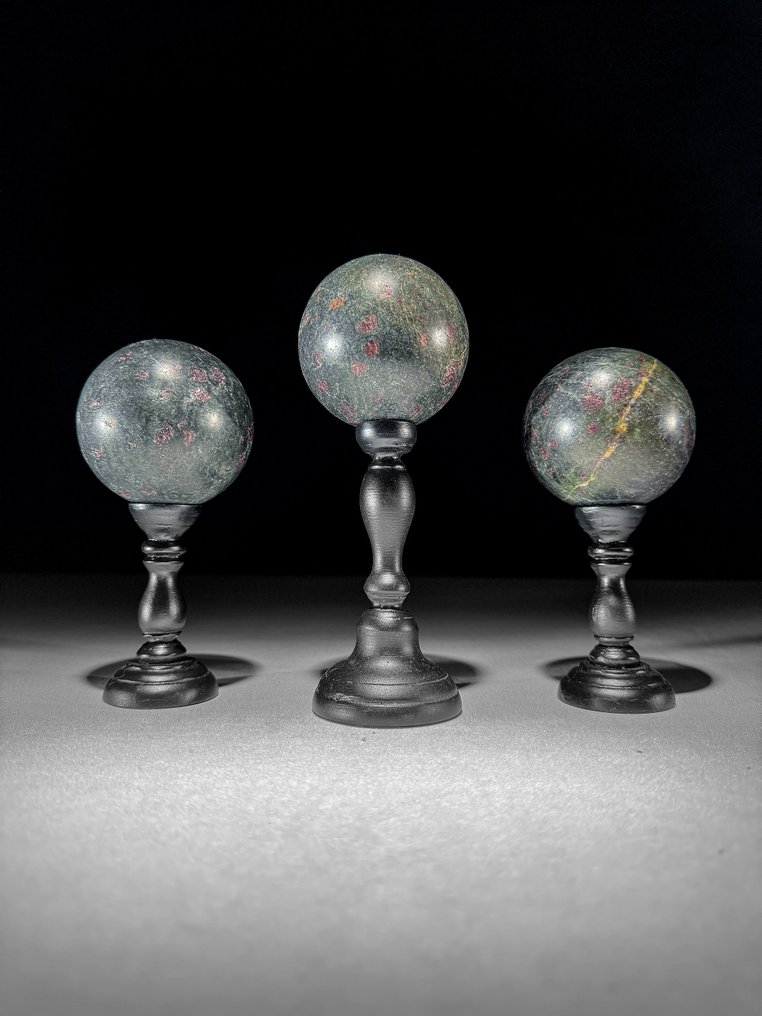 NO RESERVE PRICE - Wonderful Set of 3 Ruby Zoisite- Sphere on custom stands - Height: 17.5 cm - Width: 6.7 cm- 2100 g - (1) #1.0