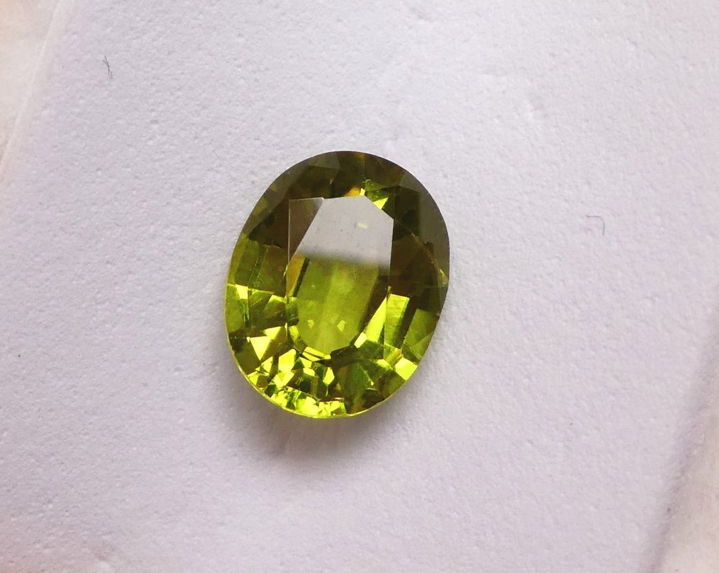 No Reserve Price Peridot  - 2.73 ct - Instituto Gemólogico Español (IGE) #2.1