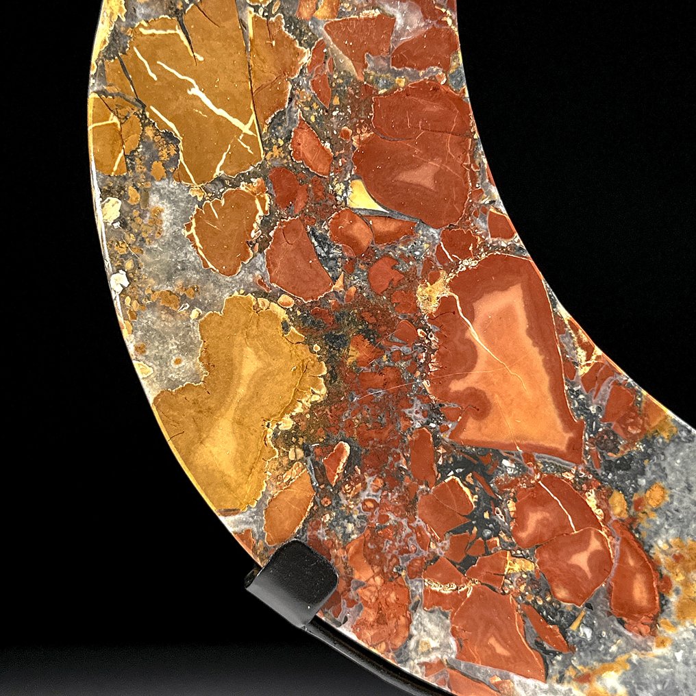 Senza prezzo di riserva - Bellissimo giada Maligano rossa A forma di luna crescente su un supporto personalizzato - Altezza: 28.5 cm - Larghezza: 18 cm- 1800 g - (1) #4.3