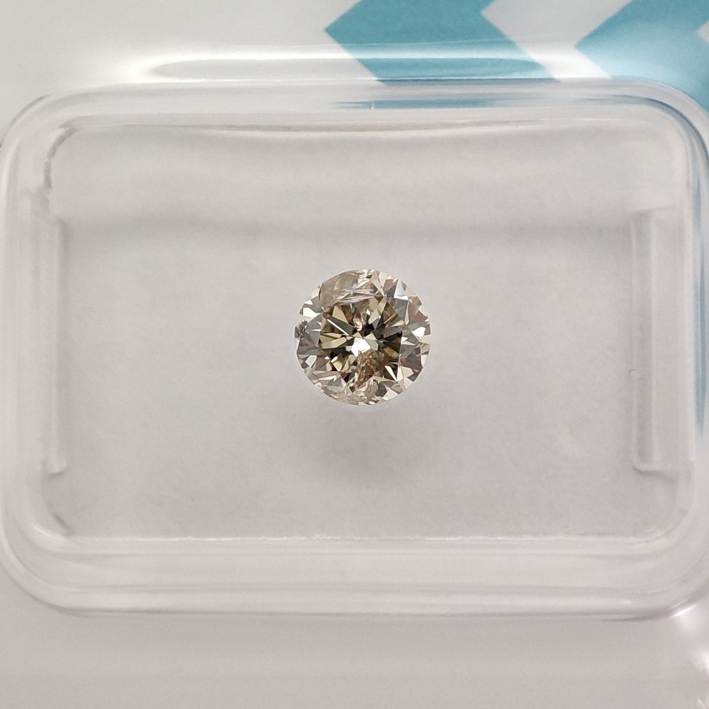 Sans Prix de Réserve - 1 pcs Diamant  (Couleur naturelle)  - 0.59 ct - Rond - Fancy light Brunâtre Jaune - I1 - International Gemological Institute (IGI) #1.0