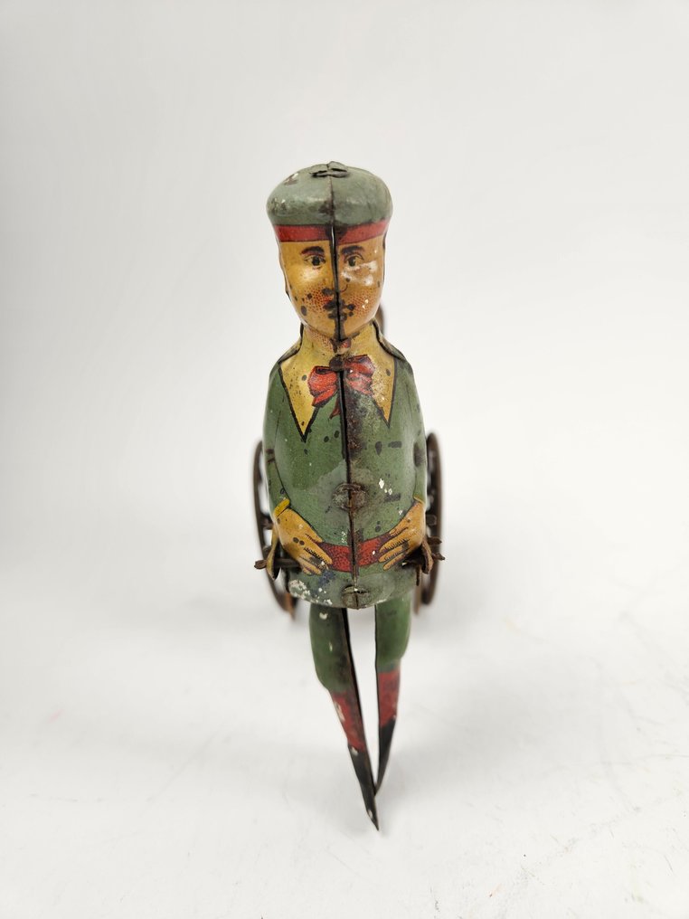 Distler - Sjeldent gutt som trekker jente i vogn, 18 cm lang, uten emballasje - tilbudt av Toy Rarities. - Trekk-opp tinnfigur - 1920-1929 - Tyskland #3.2