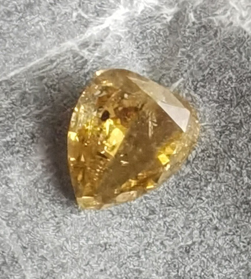 1 pcs 鑽石 (天然彩色) - 0.54 ct - 梨形 - Fancy intense 淡褐色, 淡黃色 綠色 - I1 - Gem Report Antwerp (GRA) #1.0