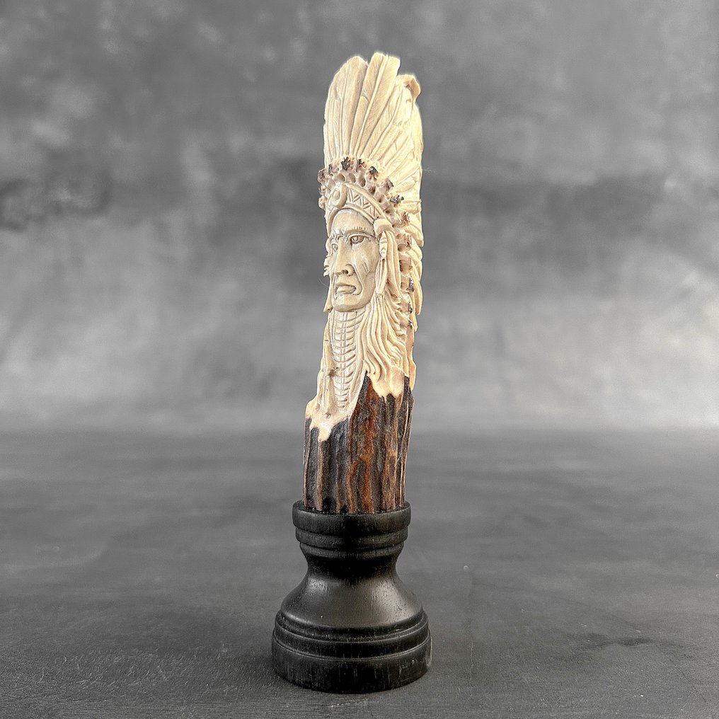 Udskæring, NO RESERVE PRICE - Native Indian with Animal totem carving from Deer Antler on a custom stand - 19 cm - Knogle - 2025 #4.3