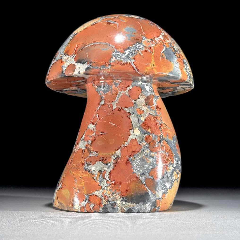 NO RESERVE PRICE - Hand-Carved Red Maligano Jasper Mushroom - Unique Collector’s Piece - Height: 15.7 cm - Width: 12 cm- 2700 g - (1) #2.1