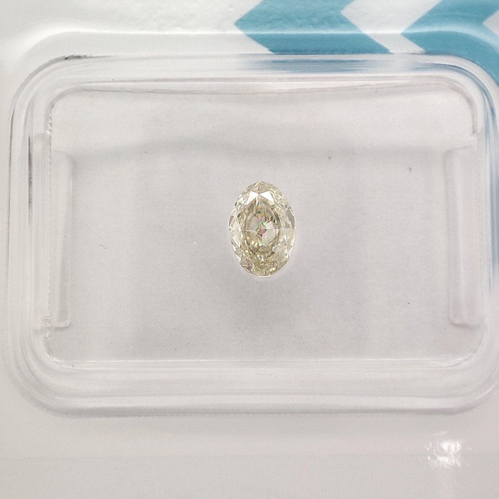 没有保留价 - 1 pcs 钻石 (天然色彩的) - 0.38 ct - 椭圆形 - Fancy light 稍帶綠色的 黄色 - SI1 微内含一级 - 国际宝石研究院(IGI) #1.0