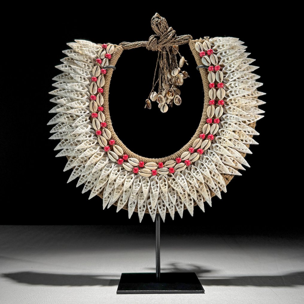 Decorative ornament - NO RESERVE PRICE - SN12 - Stunning Decorative shell necklace on a custom stand - Papua New Guinea #2.1