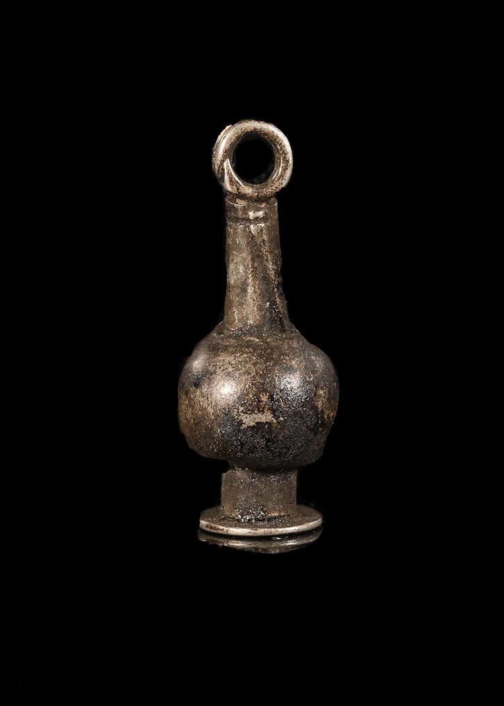 Αρχαία Αίγυπτος, Νέο Βασίλειο Ασημί Poppy φυλαχτό (χωρίς τιμή ασφαλείας) #1.0