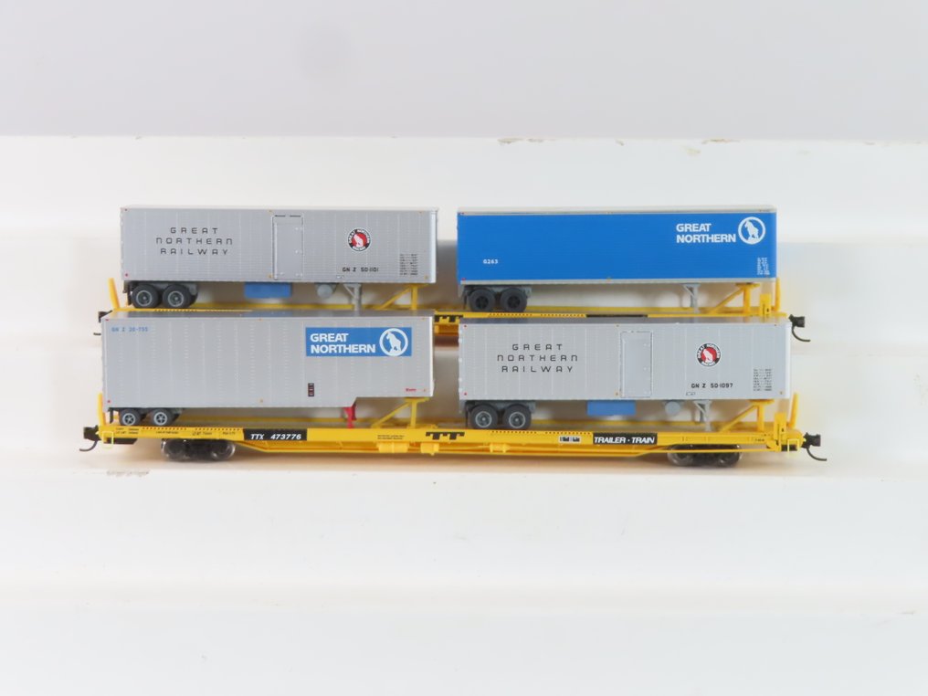 Micro Trains N轨 - o.a. 40202-13/28545-06/40202-05 - 模型火车货运车厢 (2) - 2辆4轴平板车，用于运输带载荷的拖车（包括印有“Great”字样的） - TTX #1.0
