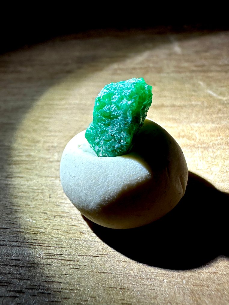 Emerald Rough. 6,60 Cts. Top Green Huge Emerald Crystal. %100 Special Piece! - Height: 12 mm - Width: 10 mm- 1.32 g #3.2