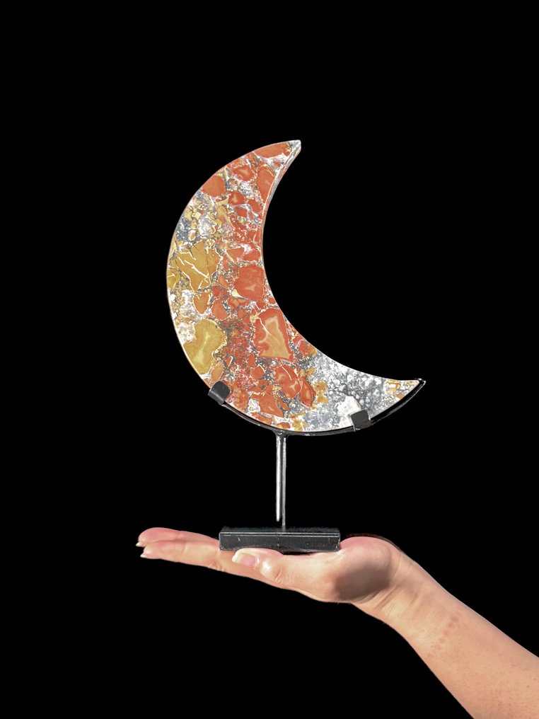 Senza prezzo di riserva - Bellissimo giada Maligano rossa A forma di luna crescente su un supporto personalizzato - Altezza: 28.5 cm - Larghezza: 18 cm- 1800 g - (1) #1.0