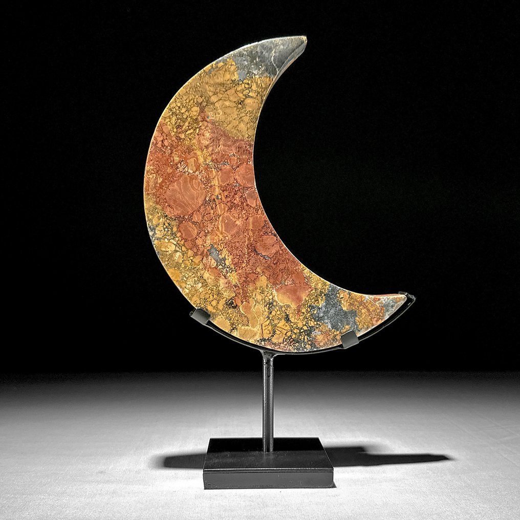 NO RESERVE PRICE - Wonderful rough Red Japser Crescent Moon-Shaped on a custom stand - Height: 28.8 cm - Width: 18.5 cm- 1800 g - (1) #2.1