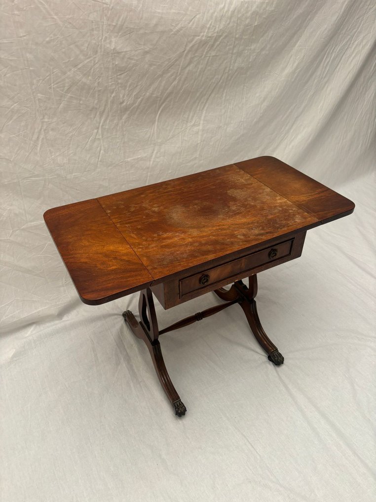 边桌 - 维多利亚风格的古董可折叠边桌，带狮子脚 - 木 #1.0