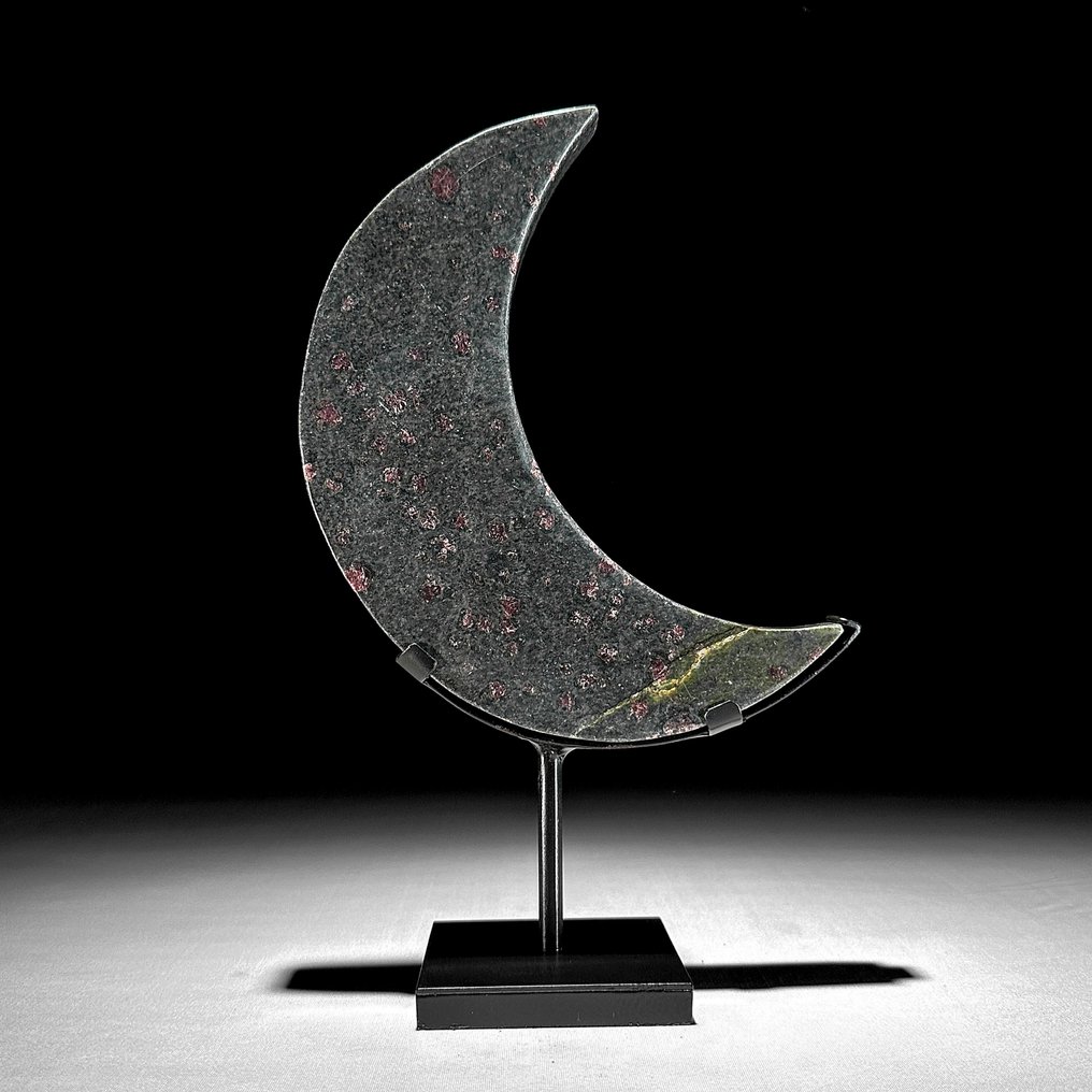 Όμορφο Ruby Zoisite Σε σχήμα σελήνης και σε προσαρμοσμένο στηρίγμα. - Ύψος: 28.5 cm - Πλάτος: 18.3 cm- 1900 g - (1) #2.1