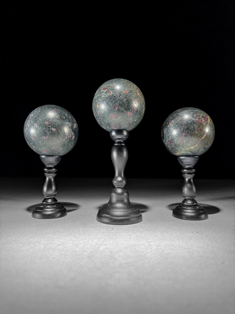 NO RESERVE PRICE - Wonderful Set of 3 Ruby Zoisite- Sphere on custom stands - Height: 17.5 cm - Width: 6.7 cm- 2100 g - (1) #1.0