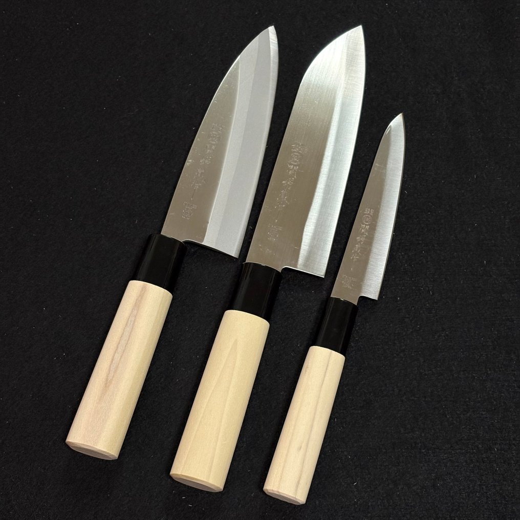 Seki Tsubazo 関鍔蔵 - Μαχαίρι κουζίνας - Deba, Santoku και μαχαίρι Paring - Κατασκευασμένο με την τέχνη της κατασκευής ιαπωνικών σπαθιών. - Ανοξείδωτο ατσάλι - Ιαπωνία #1.0