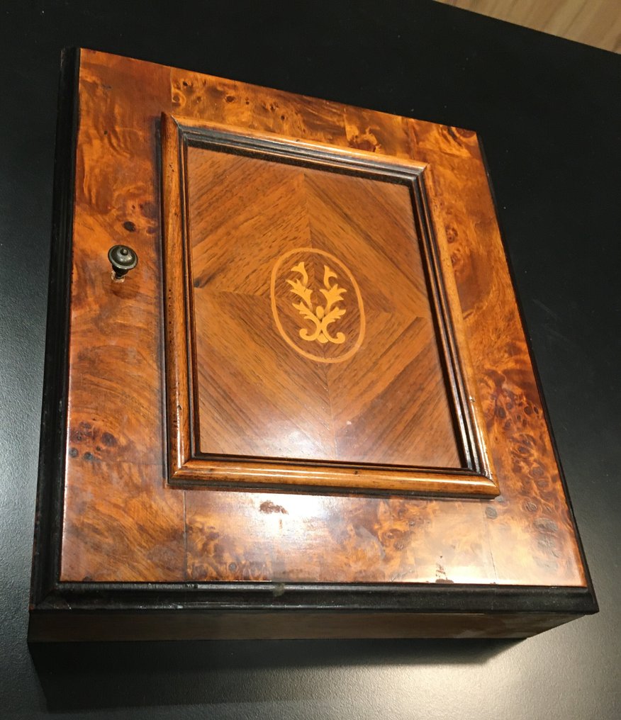 Display case - Mahogany - Notice board: hang keys. #2.1