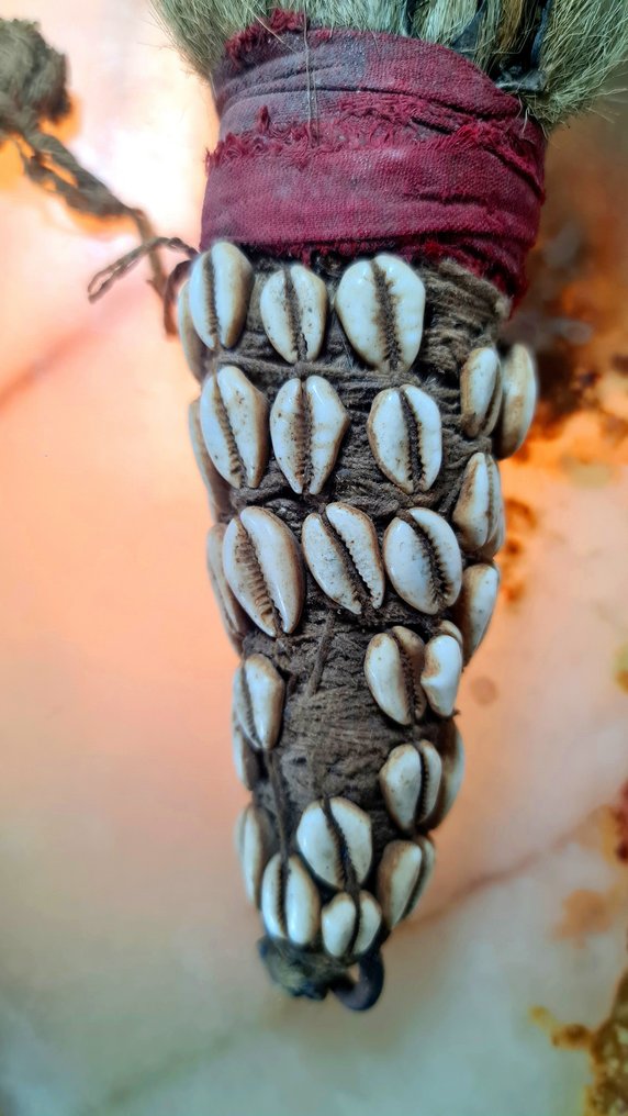 Nahkainen ja kangasinen esine, hevosen harja ja kauris, jotka palvelevat pahan hengen - Guinea (Ei pohjahintaa) #2.1