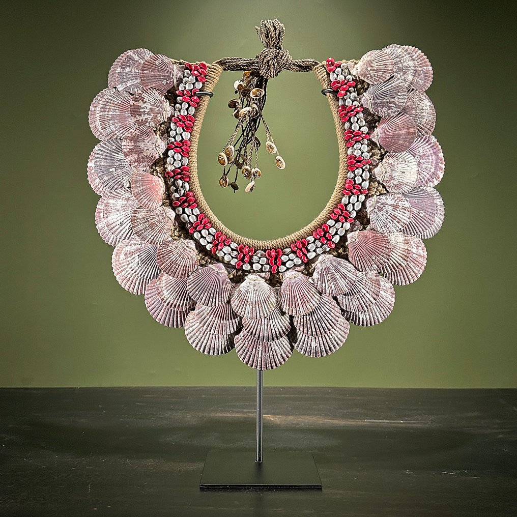 Decorative ornament - NO RESERVE PRICE - SN9 - Decorative shell necklace on a custom stand - Papua New Guinea #2.1