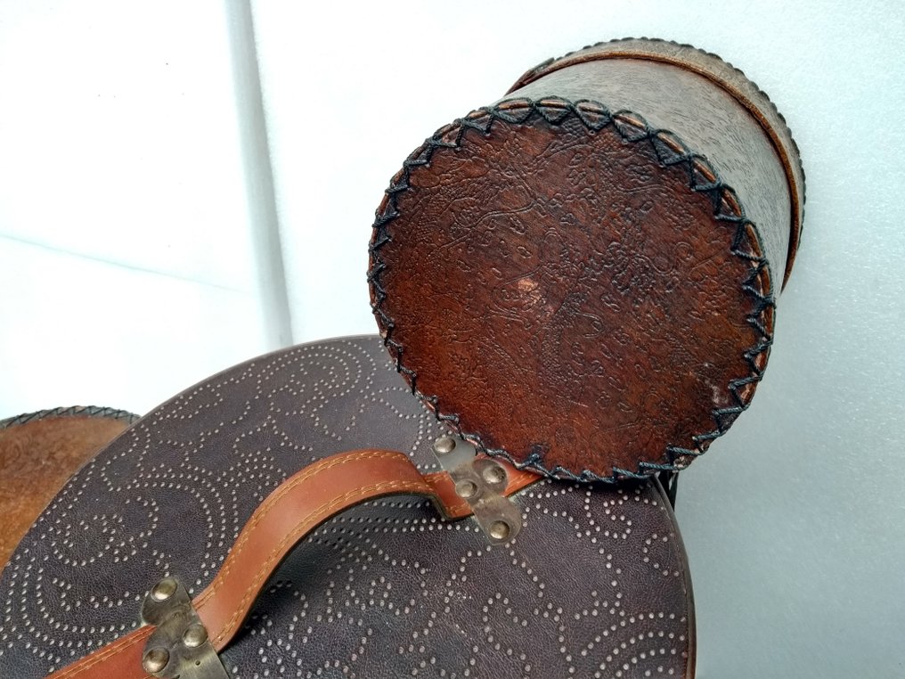 Unsigned - Hatt (3) - Läder, Trä, Textil #2.1