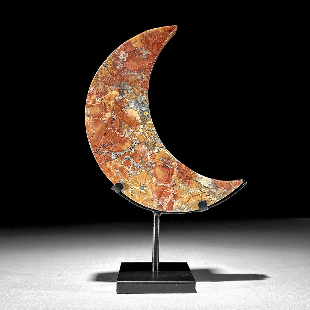 NO RESERVE PRICE - Wonderful rough Red Maligano Jasper Crescent Moon-Shaped on a custom stand - Height: 28.7 cm - Width: 18 cm- 1700 g - (1) #1.0
