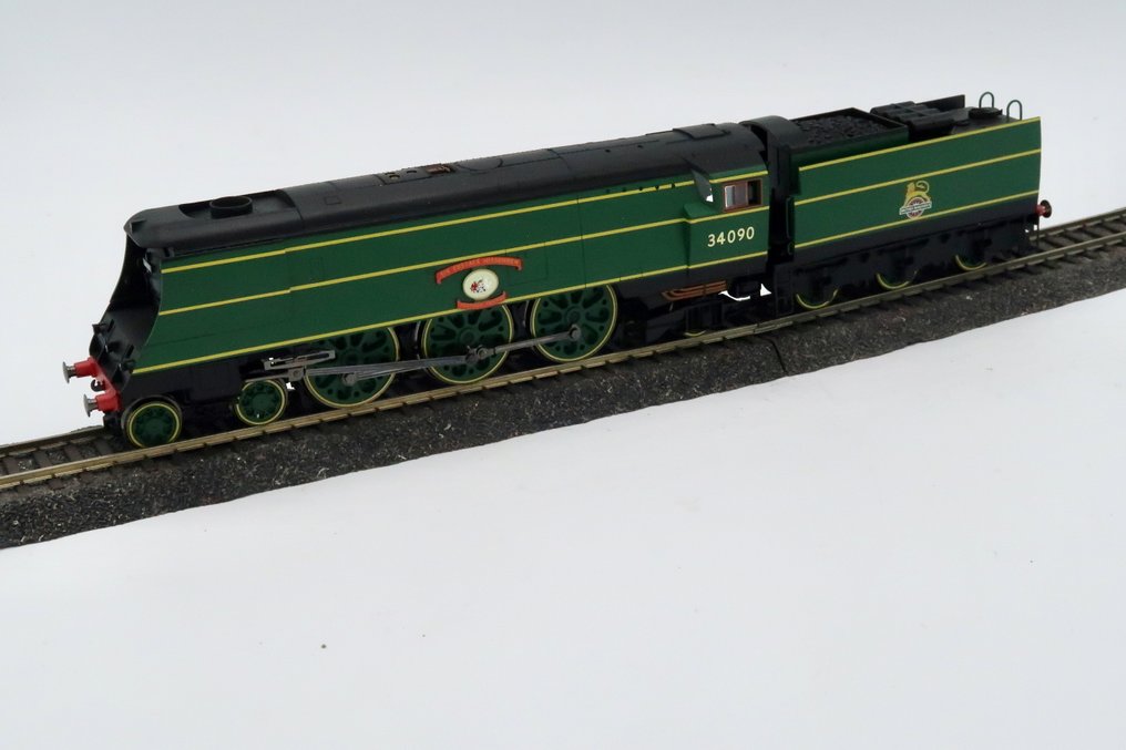 Hornby 00 - R2692 - Damplokomotiv med tilhengervogn (1) - 34090 ‘Sir Eustace Missenden’ - British Rail #1.0