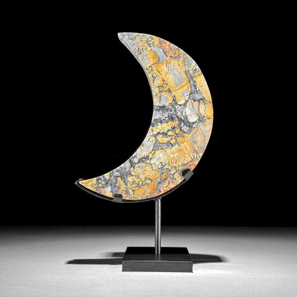 Sans prix de réserve - Magnifique jaspe jaune de Maligano En forme de croissant de lune sur un support personnalisé. - Hauteur : 28.3 cm - Largeur : 17 cm- 1800 g - (1) #2.1