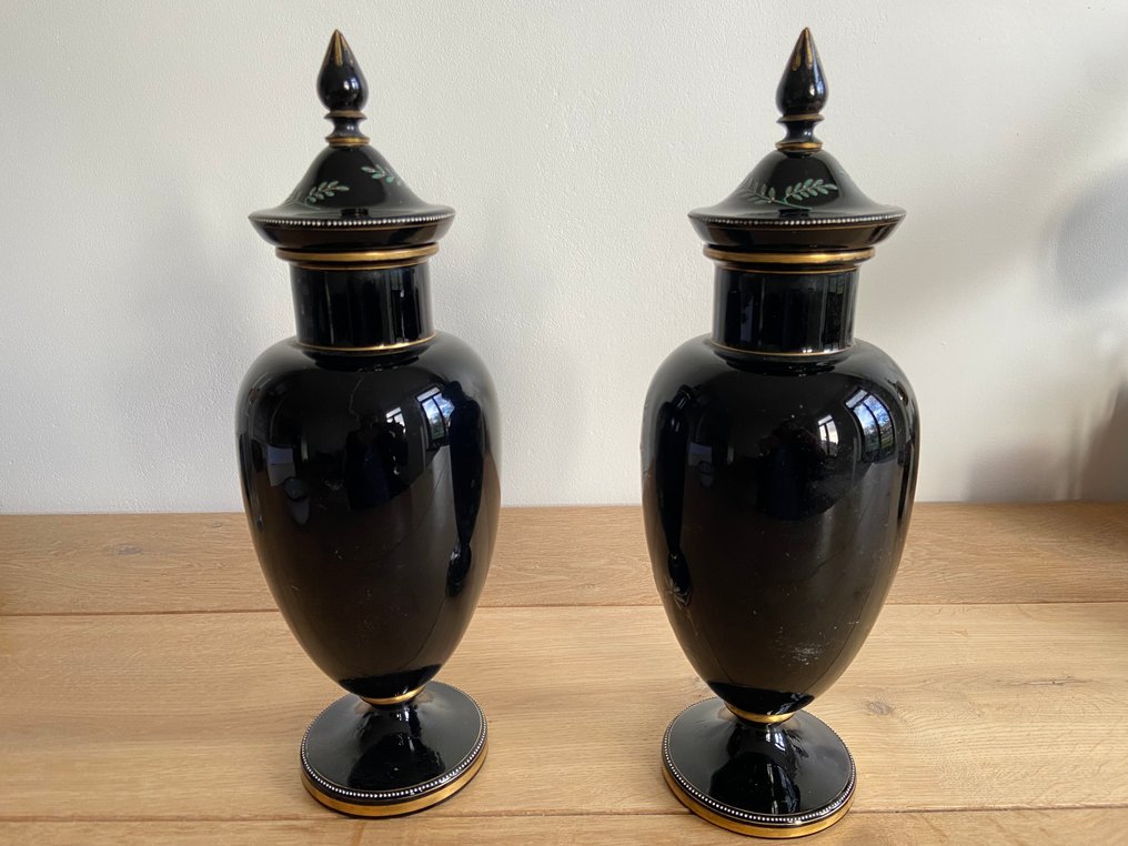 Harrach - Vase avec couvercle (2) - Opaline - Paire de vases en verre. #4.3