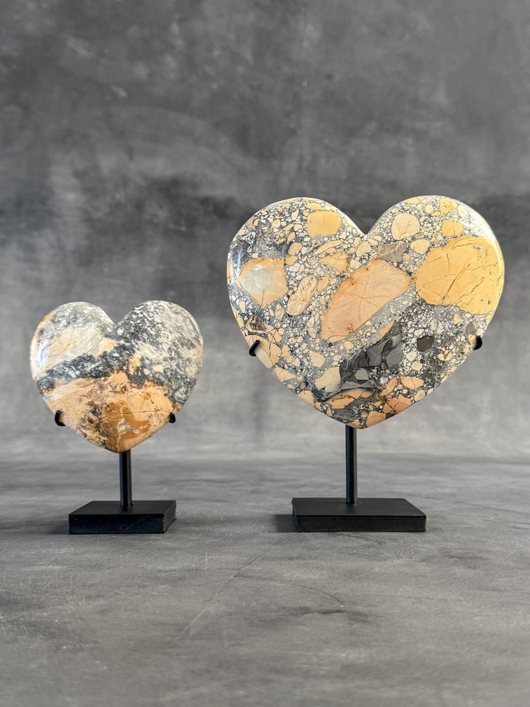 NO RESERVE PRICE - Stunning Pair of Maligano Jasper Hearts-Shaped on custom stand- 3200 g - (2) #1.0