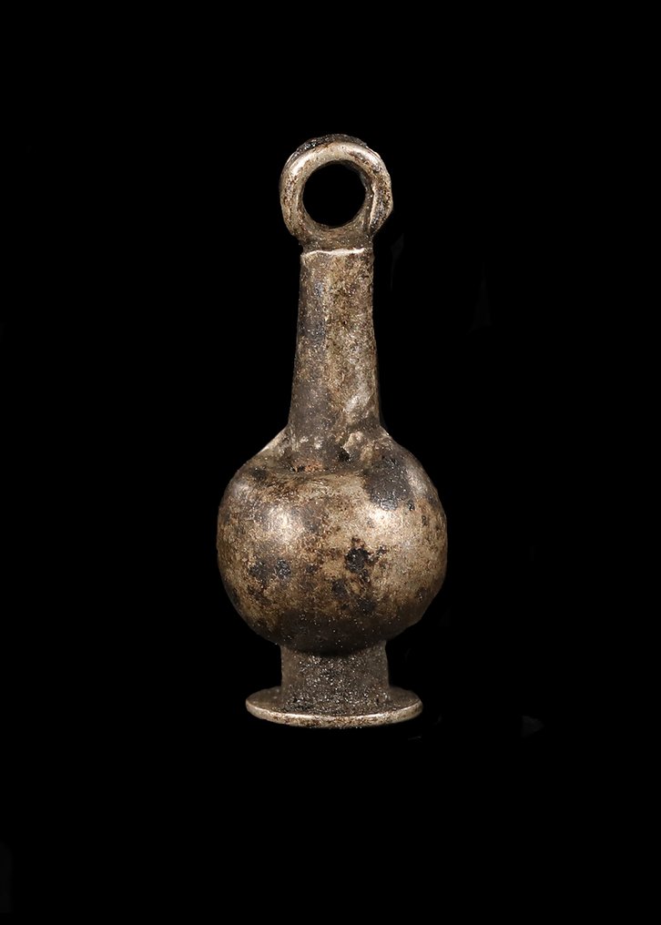 Αρχαία Αίγυπτος, Νέο Βασίλειο Ασημί Poppy φυλαχτό (χωρίς τιμή ασφαλείας) #1.0