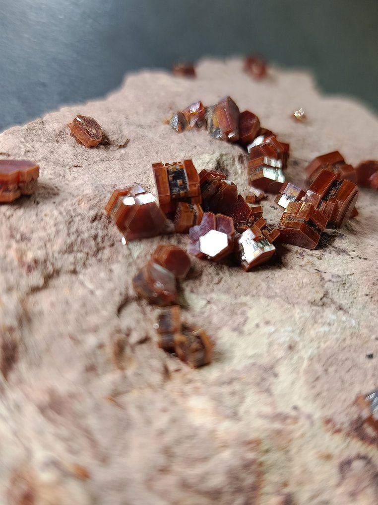 Βαναδινίτης Κρύσταλλοι στη μήτρα - Ύψος: 3.2 cm - Πλάτος: 15.1 cm- 367 g - (1) #2.1