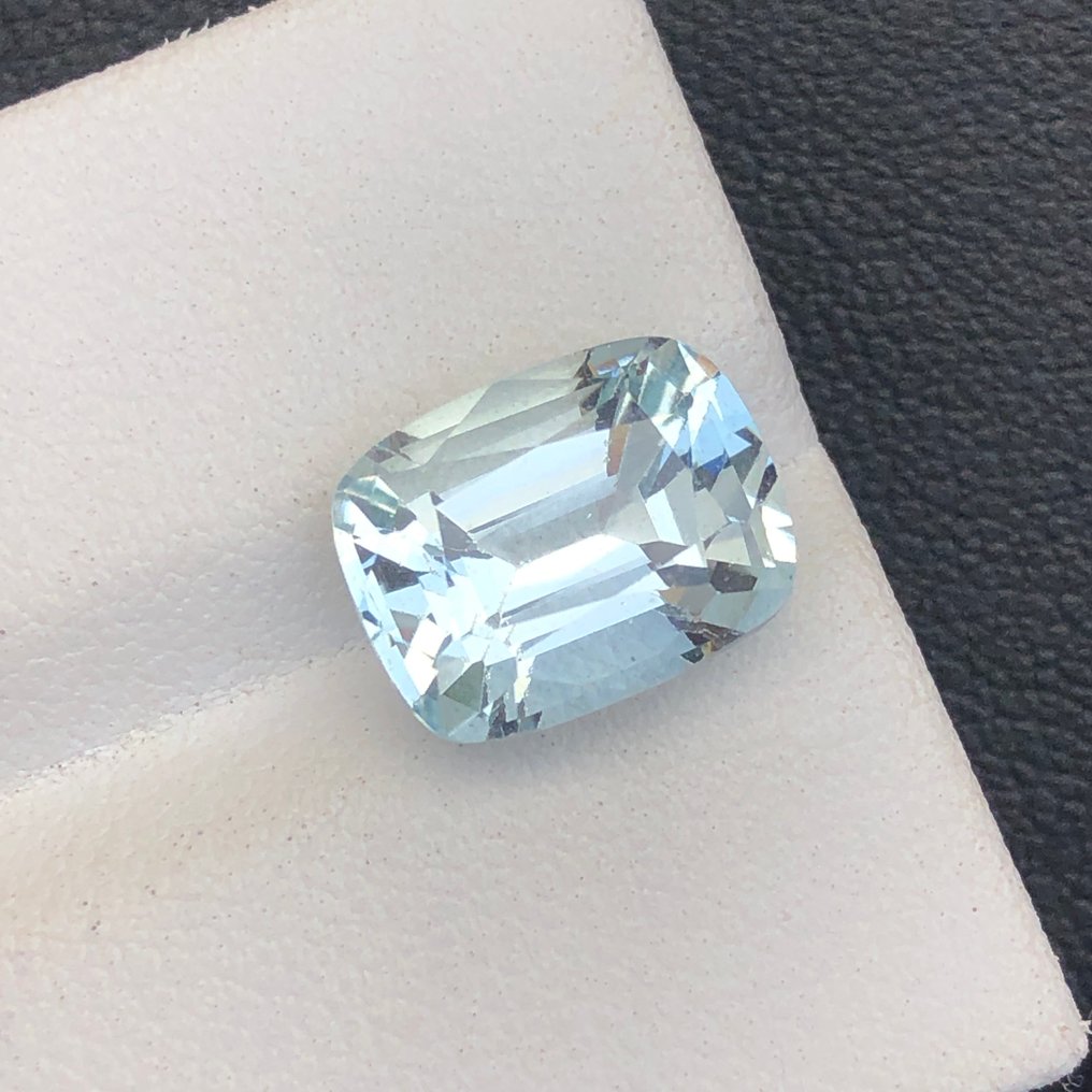 Nincs minimálár - 1 pcs Zöld, Kék Akvamarin - 3.99 ct - Nemzetközi Gemmológiai Intézet (IGI) #4.3