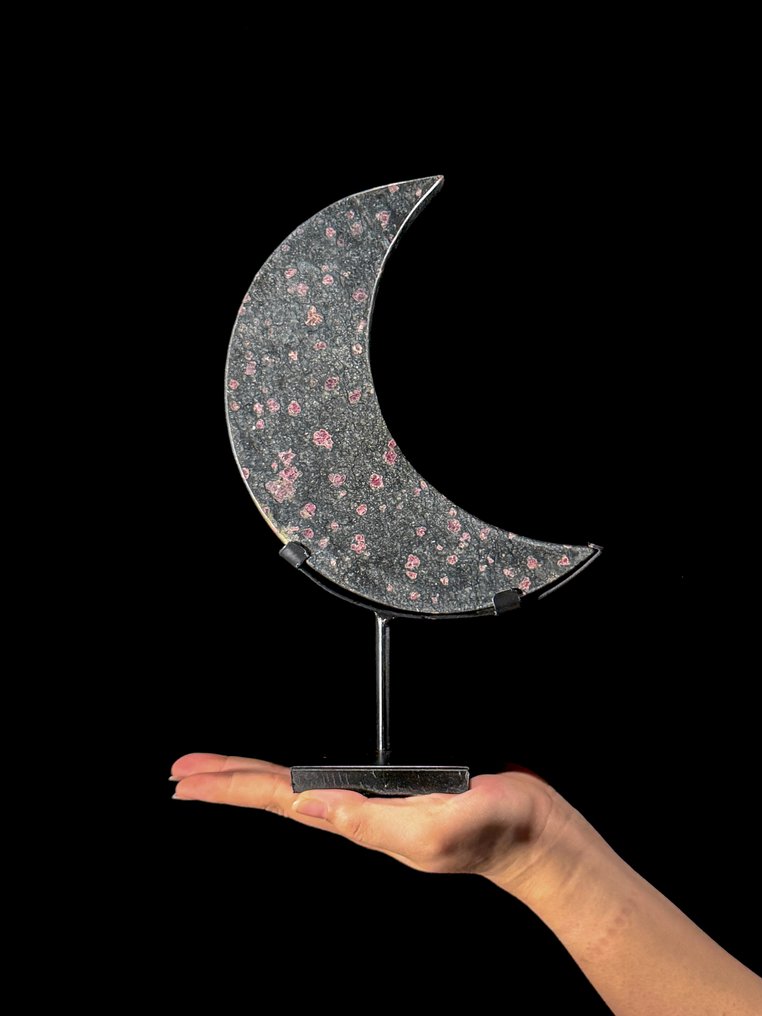 NO RESERVE PRICE - Wonderful Ruby Zoisite Crescent Moon-Shaped on a custom stand - Height: 28.5 cm - Width: 17.5 cm- 1700 g - (1) #1.0