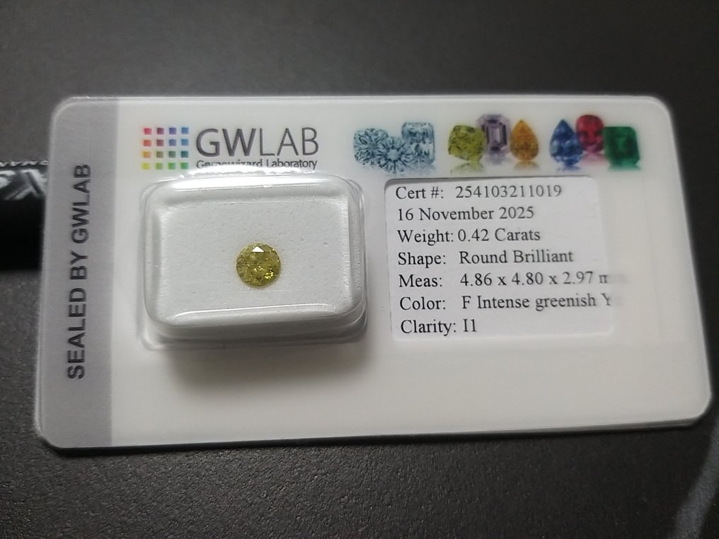 没有保留价 - 1 pcs 钻石  (经彩色处理)  - 0.42 ct - 圆形 - Fancy intense 稍帶綠色的, 稍帶黄色的 黄色, 绿色 - I1 内含一级 - Gemewizard宝石实验室（GWLab） #1.0