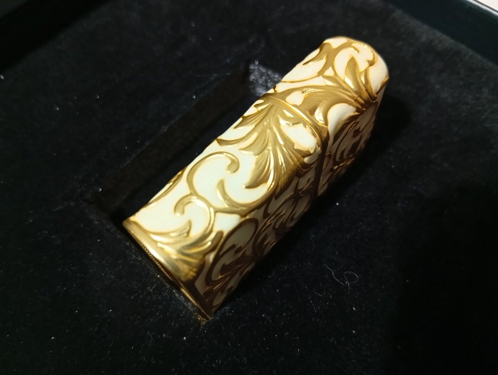 Zippo, Luxury Edition – Ivory & Gold Baroque Relief Design - Zippo in Original Presentation Box (2025) - Ingen mindstepris - Lommelighter - Messing, Stål (rustfrit), Emalje #2.1