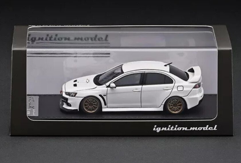 Ignition Model 1:43 - Model car - Mitsubishi Lancer Evolution X (CZ4A) - Wit - Inclusief luxe grondplaat. - Very high quality and finish level! #1.0