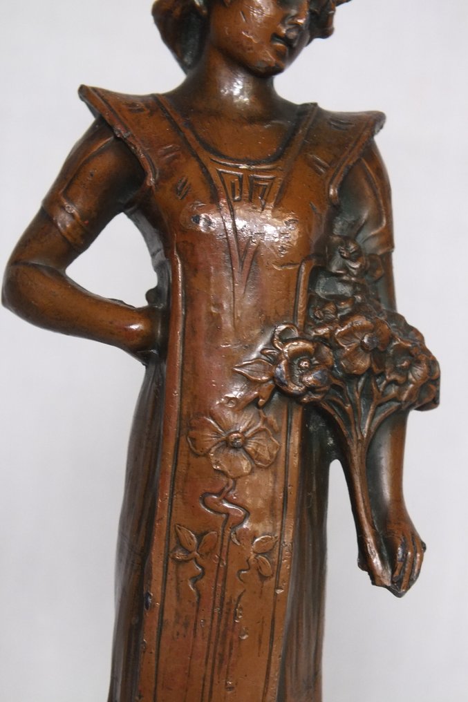 Skulptur, Dame met bloemen. - 22 cm - Bronse - 1922 #3.2