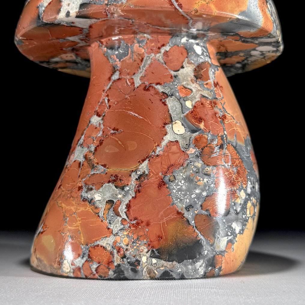 NO RESERVE PRICE - Hand-Carved Red Maligano Jasper Mushroom - Unique Collector’s Piece - Height: 15.7 cm - Width: 12 cm- 2700 g - (1) #4.3