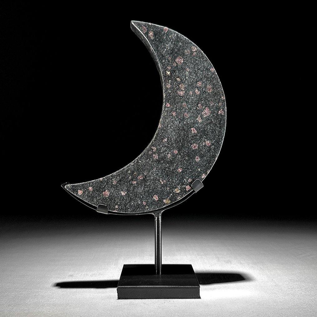 NO RESERVE PRICE - Wonderful Ruby Zoisite Crescent Moon-Shaped on a custom stand - Height: 28.5 cm - Width: 17.5 cm- 1700 g - (1) #1.0