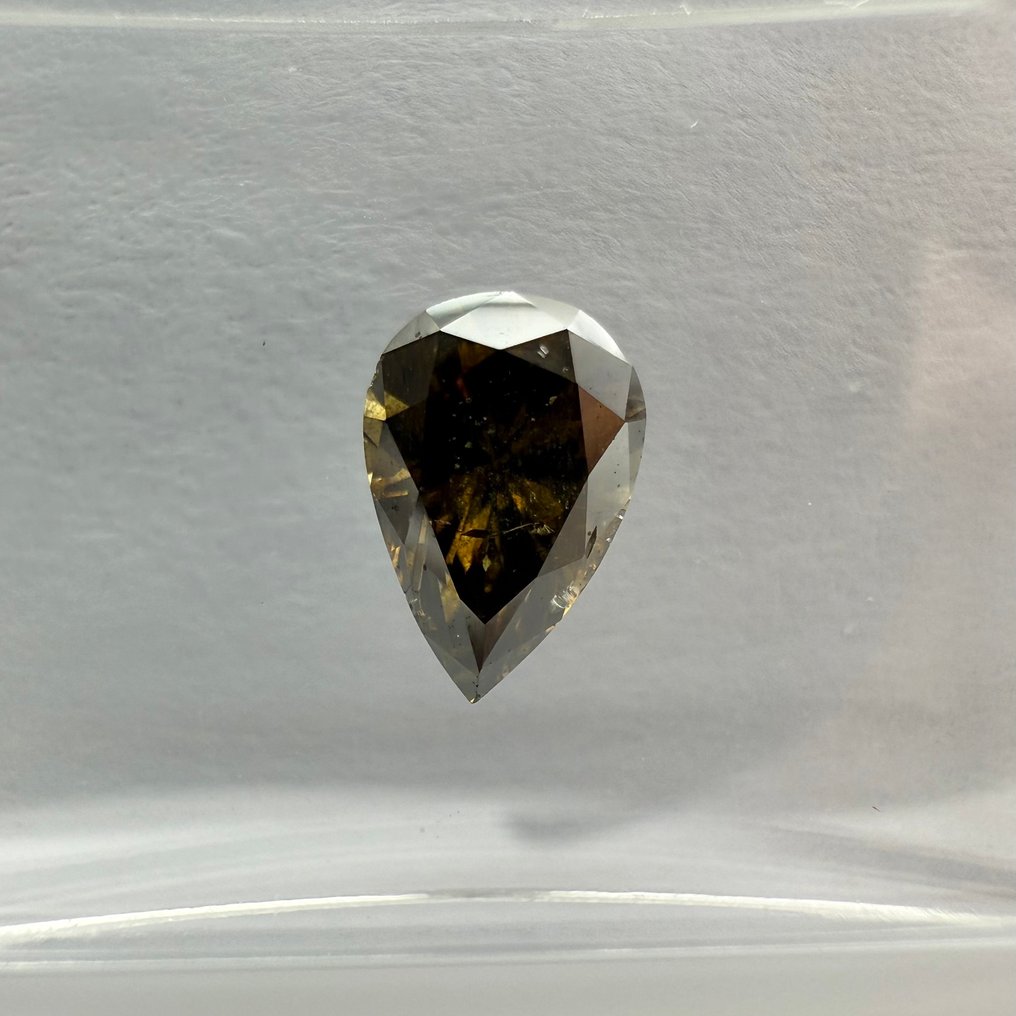 Senza Prezzo di Riserva - 1 pcs Diamante  (Colorato naturale)  - 0.66 ct - Pera - Fancy deep Marrone, Verdastro Giallo - SI2 - International Gemological Institute (IGI) #1.0