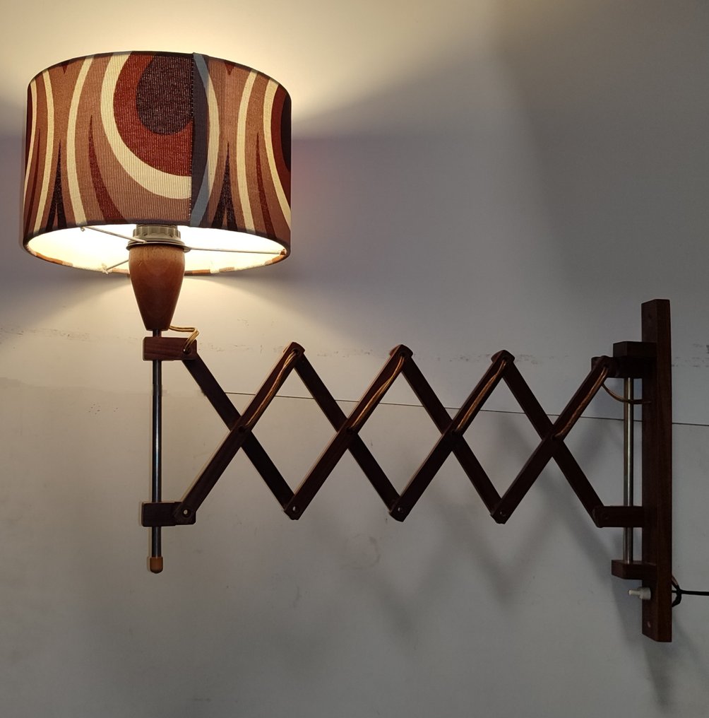 Wall lamp - Wood - A large vintage wooden scissors lamp with a fabric shade. #1.0