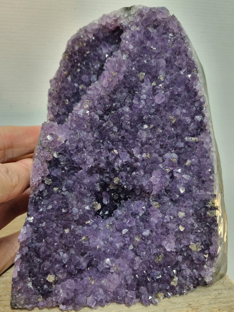 Υψηλής ποιότητας - Μεγάτο αμέθυστο - σταλακτίτης Ομαδοποίηση σε πάγκο πολυτελείας. - Ύψος: 170 mm - Πλάτος: 135 mm- 2700 g #1.0