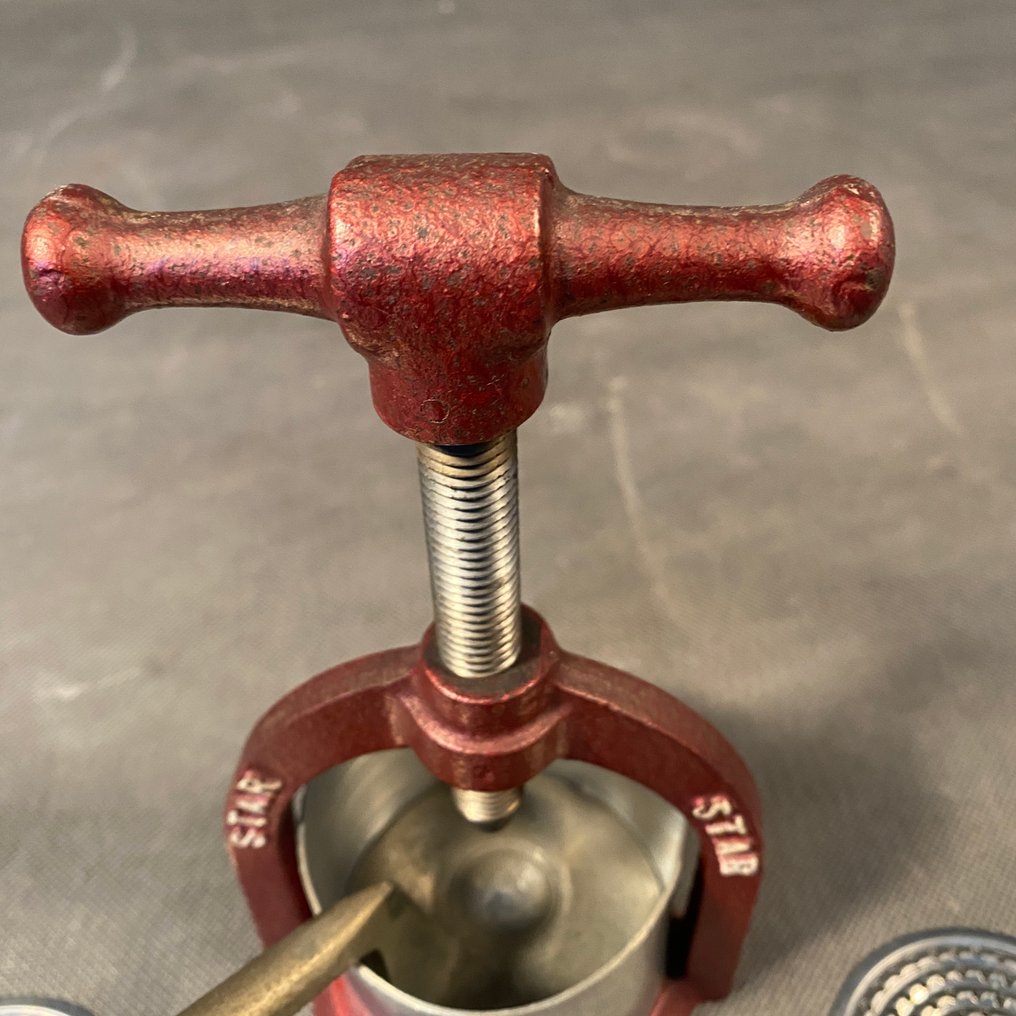 Bar - Cast iron, Aluminium, Squeeze citrus fruits with a press. #2.1