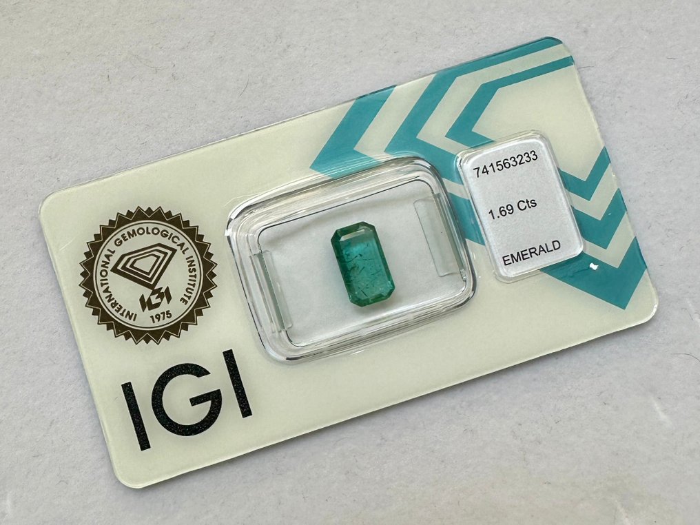 No Reserve Price Green Emerald - 1.69 ct - International Gemological Institute (IGI) - MINOR OIL #1.0